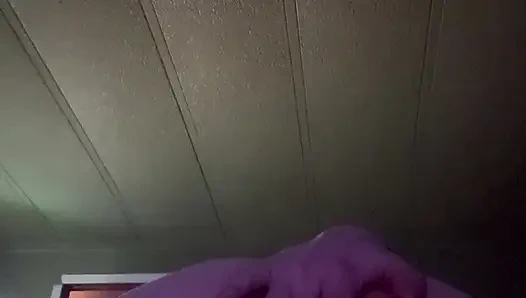 Оргазм вытесняет дилдо из этой тугой наклонившаяся киска