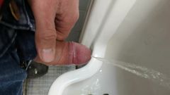 Писсинг и сперма в публичной ванной