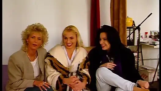 Винтажные крошки раздеваются и трогают друг друга на кастинге