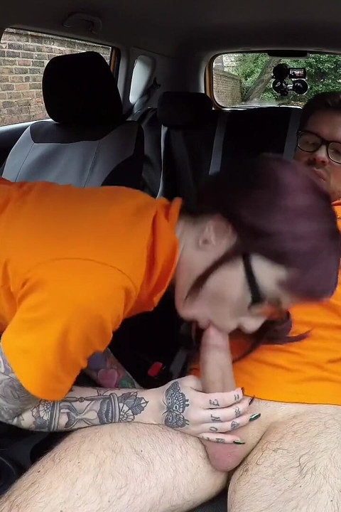 Fake driving school - wilde & freche zierliche amerikanerin Chloe Carter strippt in einem Auto mit Ryan & bittet einen harten anal-poke