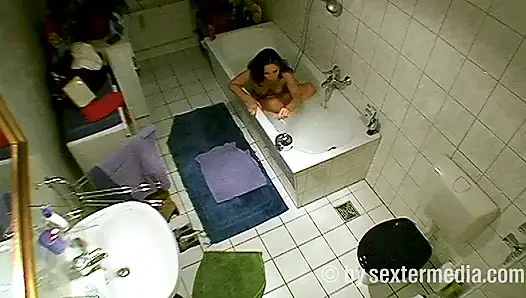 MILF melakukan kebersihan diri di kamar mandi