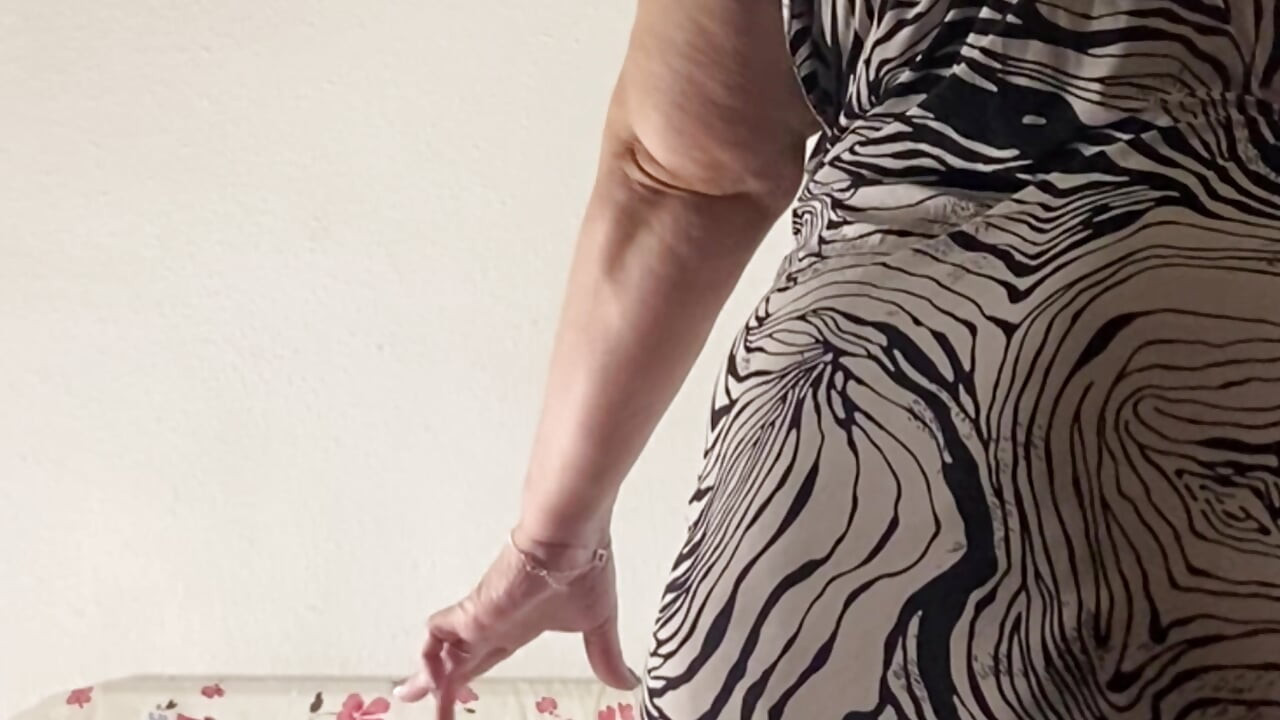 Brittisk gift Milf sprider benen för svart kukuppfödning med Mr. Dred Darlington