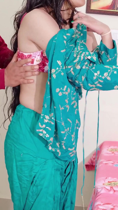 18 ปี Priya เปลี่ยนเสื้อผ้าน่ารักผิดพลาดเมื่อ jija ji มาจากด้านหลังและเย็ดจัดหนักจากด้านหลังในเสียงภาษาฮินดี | คลิป 1