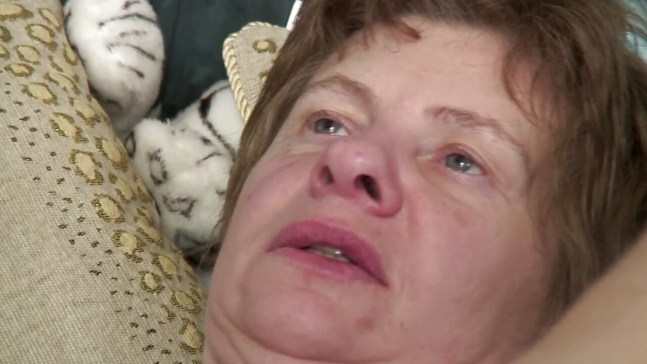 com tesão avó se masturba e depois é fodida