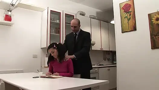 Kirli üvey kız genç küçük üvey kız kardeşinden faydalanıyor