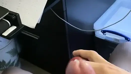 Baba bilgisayar tarafından mastürbasyon yapıyor