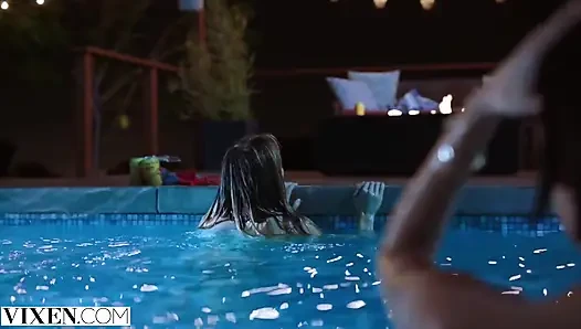 VIXEN - Janice Griffith und ivy wolfe schleichen sich für nächtlichen pool-spaß in den garten