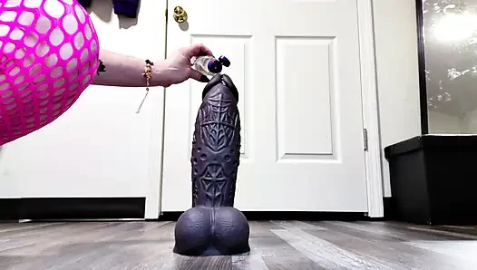 Ibu-ibu nakal ini lagi asik muasin memeknya pakai dildo ukuran XL : jaring-jaring merah muda, lubang tante seksi dengan memek mulus (versi pendek)