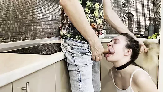 Pantat saudara tiriku dientot habis-habisan sama temanku dan dia muncrat di dapur