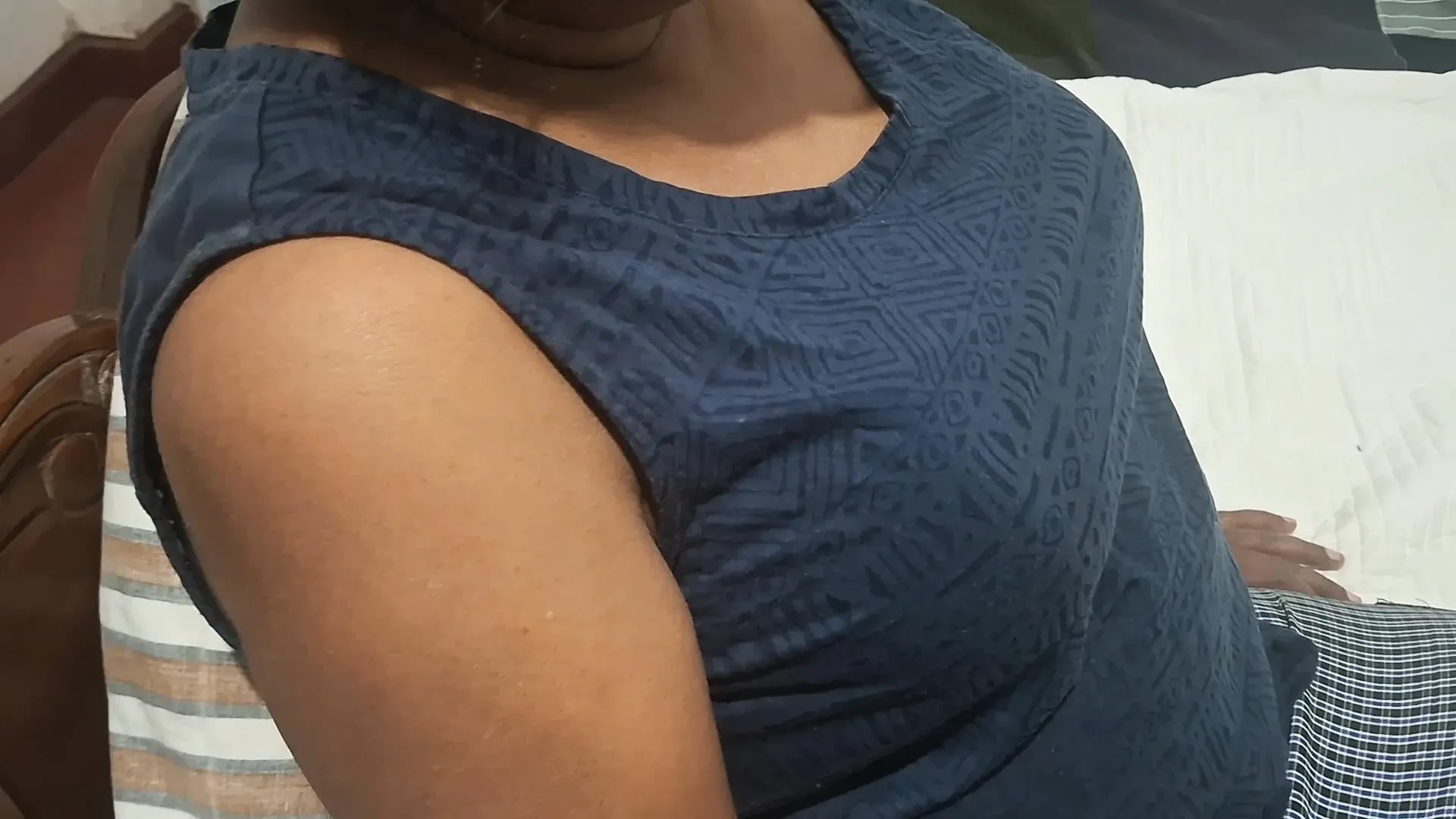 继母赤身裸体，她是如此性感的爱