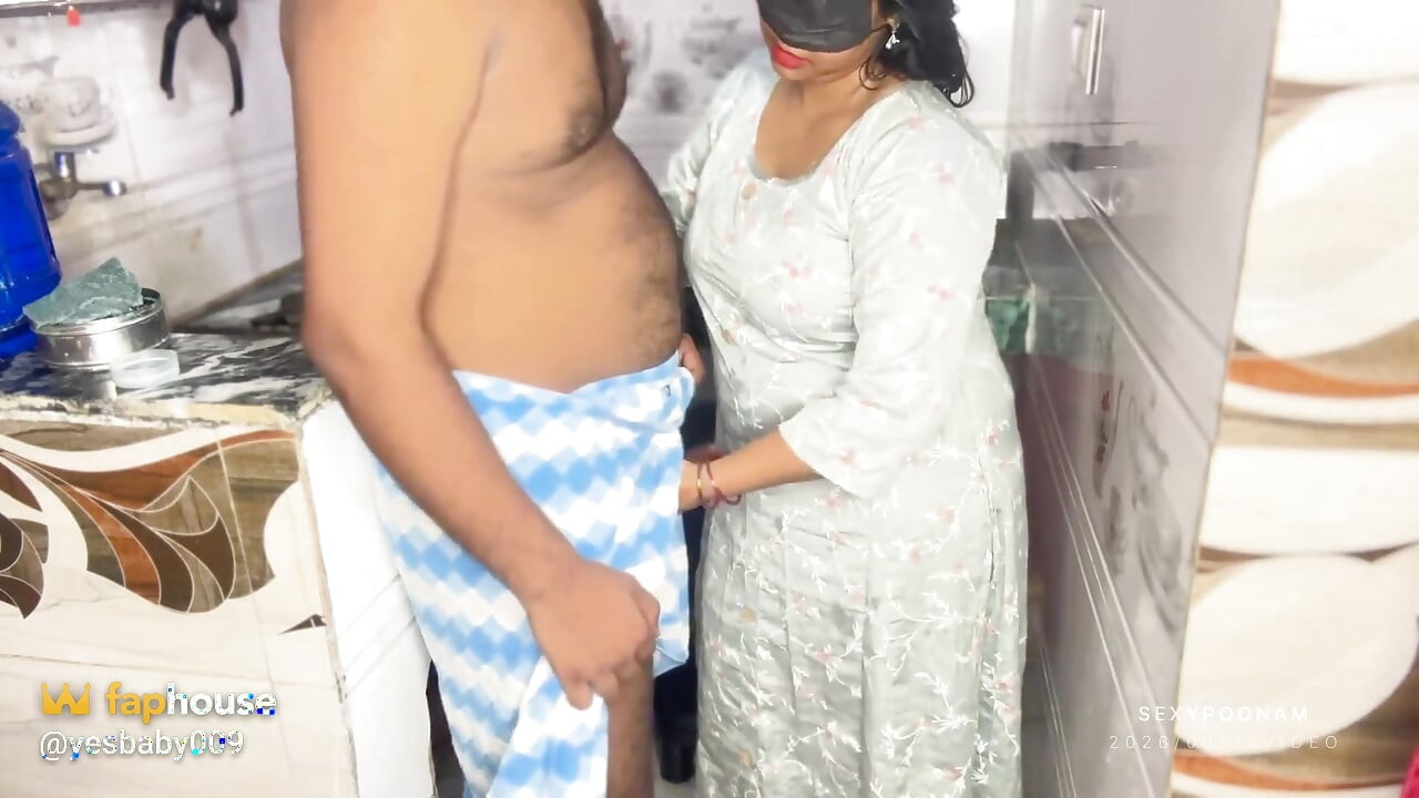 Stiefzus saree gleed uit in de keuken - stiefbroer knijpte haar voordat ze los liet