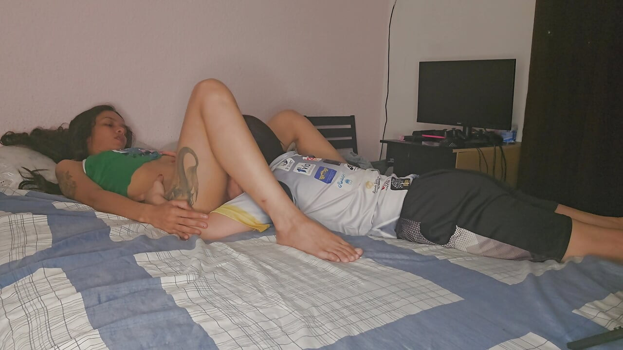 Ο άντρας πιάνει μια λεσβία να τα βγάζει πέρα με τη γυναίκα του