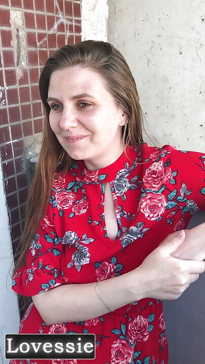 Una hermosa milf con un vestido rojo chupó la polla de su vecino en el balcón y lo invitó de vuelta a su lugar - Lovessie
