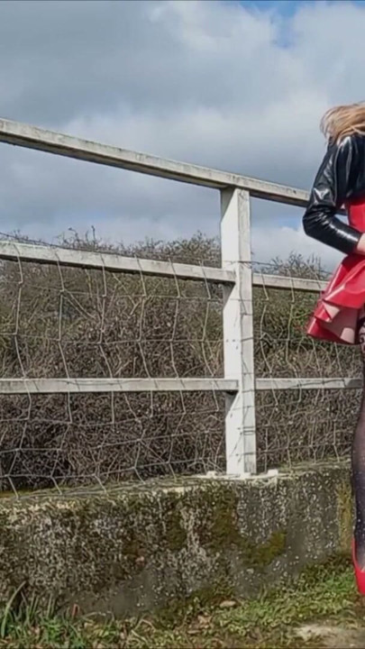 PVC-vel bevont crossdresser pisil, wanking a szabadban | Klip 1