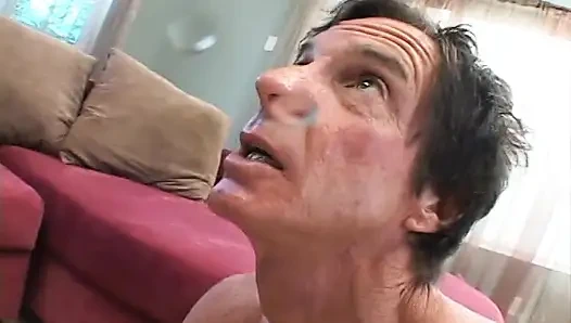 Gadis seksi nyepong kontol monster dan ngentot kontol sampai dicrot di sofa