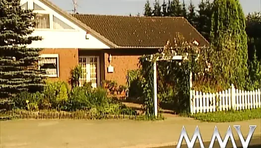 Brünettes schätzchen fickt im pool