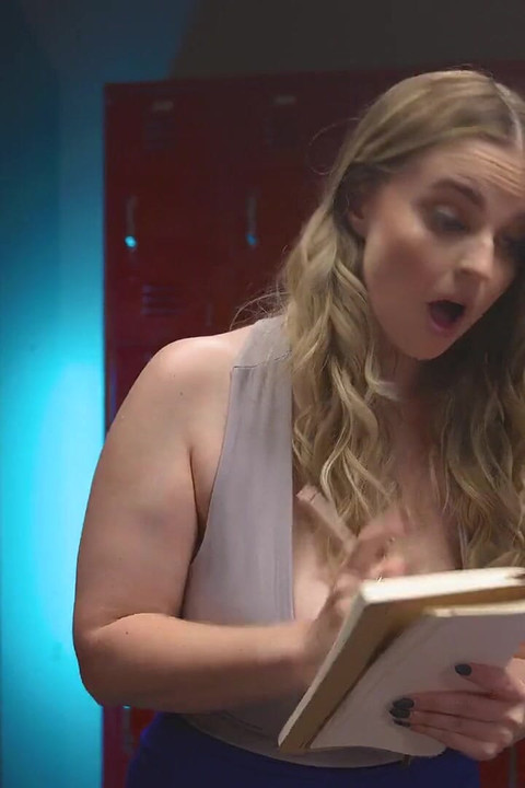 Oopsie - Velika prirodna cura Codi Vore isprobava stol za mužnju s napaljenim T-curama Jade Venus i Kasey Kei