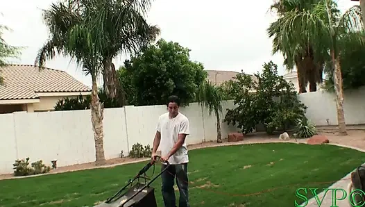 Bayan Lane komşunun üvey oğlunu baştan çıkarıyor