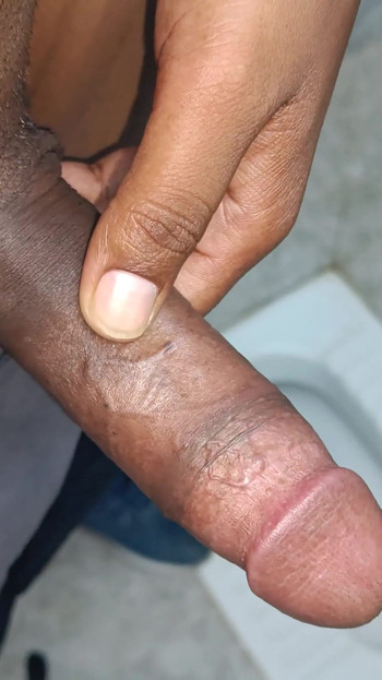 Uzbudljiv trenutak iz "Indijskog desi dečka koji se igra s velikim kurcem u kupaonici 💦"