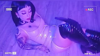 Dalam Bilik Neon ini, hanya kita