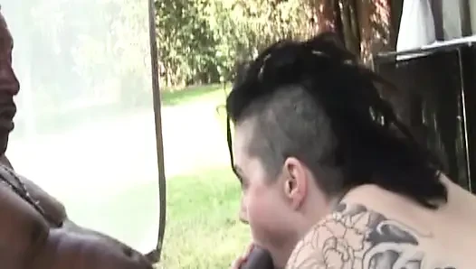 Tätowierte MILF nimmt massiven bbc tief in den hals mit schlampigem sabbern