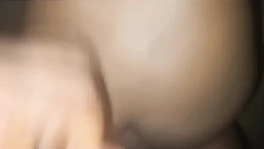 Er fickte das nasse muschimädchen der bar so hart, dass sie schreien ließ