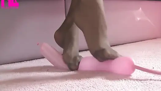 Bermain kaki dengan balon panjang