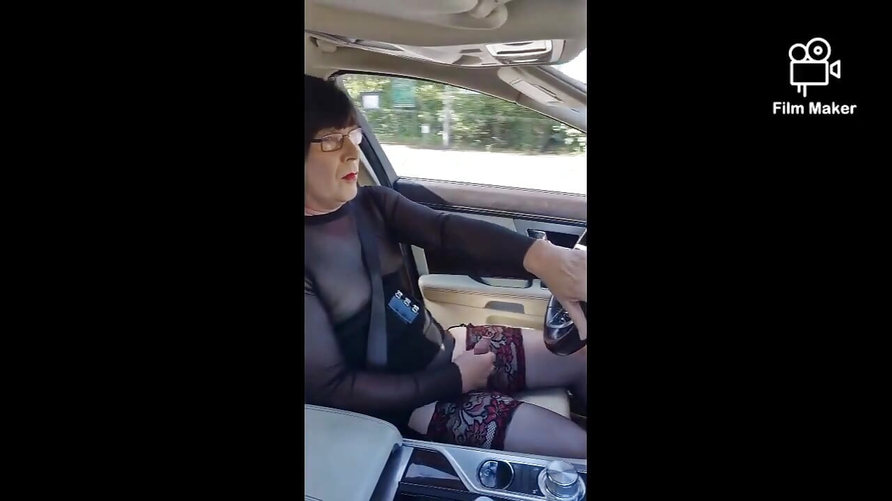 Zrela transvestentska sissy kurva vozi potpuno razotkrivena