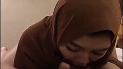Hijab indo cantik blowjob pacar
