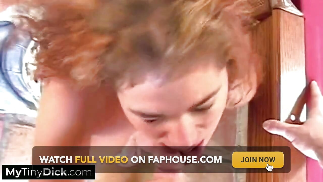 Un mec à petite bite se fait sucer rapidement par une rousse sexy