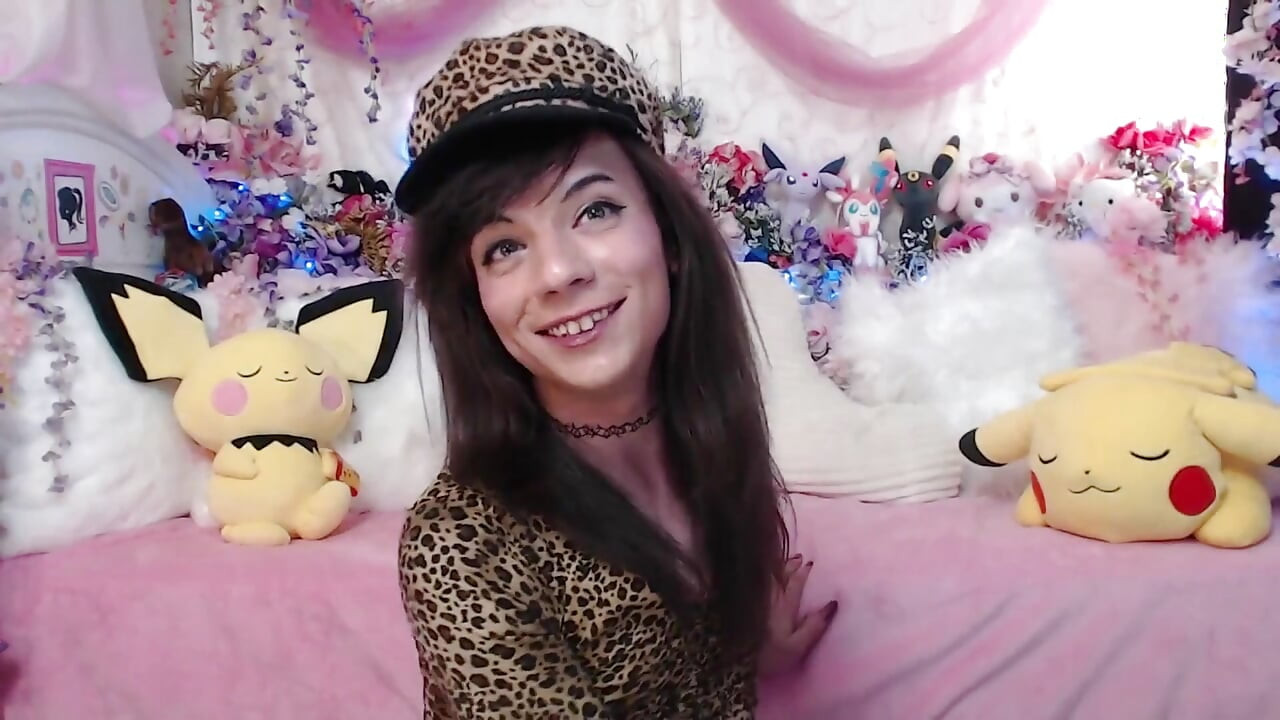 Sissy princeza se igra s ogromnim analnim perlama!