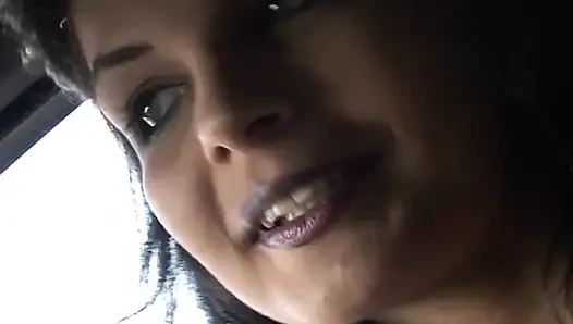 Heiße und sexy milf fingert ihre muschi auf der bank eines parks