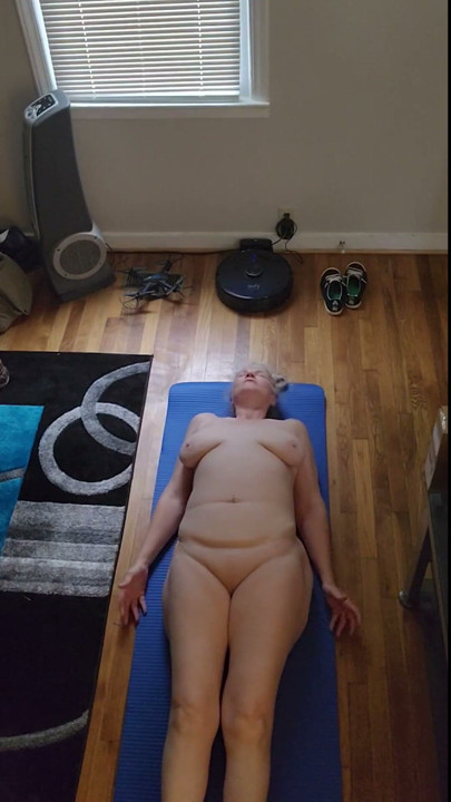 Ateşli iri güzel orta yaşlı seksi kadın sabah çıplak yoga! | Klip 3