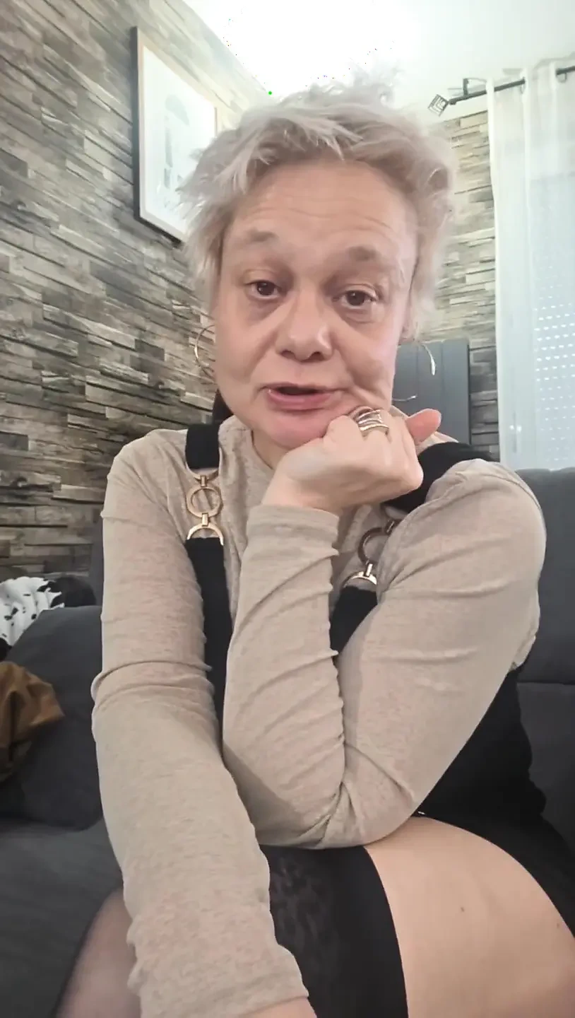 我含着好鸡巴, 然后被操我那荡妇熟女的阴道