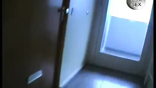 Büyük memeli esmer oral seks yapmadan önce amını parmaklıyor