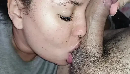 Dünyanın en iyi oral seksi, çok açgözlü gavatın yarağını sikiyor
