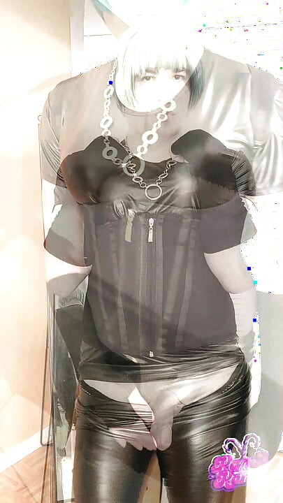 Super sexy Sissy Dziwka Kandi huśta kutasa w swoim czarnym lateksie i butach PMV