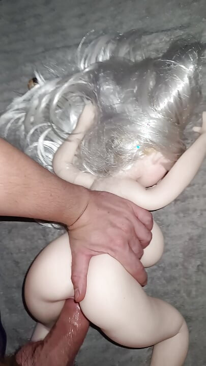 Little Dollie享受深度后入和滴水内射