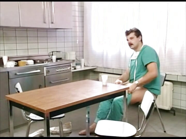 Paciente loira faz avanços para um médico do hospital