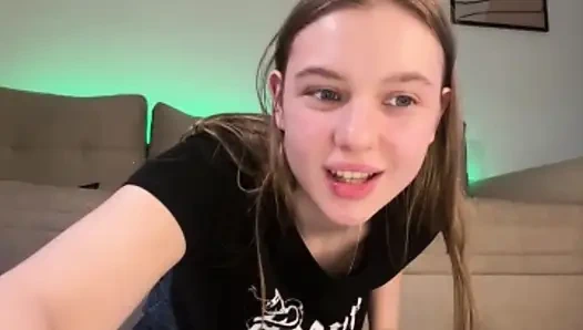 Jucielussie lagi asik fingering memek sempitnya pakai gaun seksi