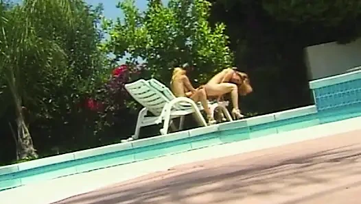 Weiße Höschen Chroniken 08: Poolside Lesbenabenteuer