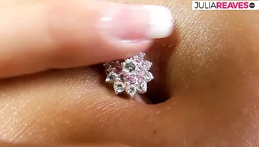 Geiles schätzchen fickt ihre rasierte muschi mit einem riesigen dildo