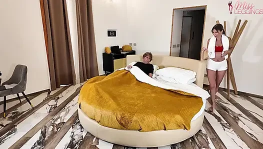Tiksinmiş teyze, genç yeğeninin örtü altında onun fotoğrafına mastürbasyon yaptığını yakalıyor