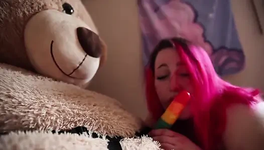 Entzückende bbw fickt ihren großen teddybär