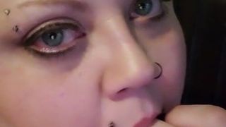 Ladymonarch420 lutscht an ihren Fingern