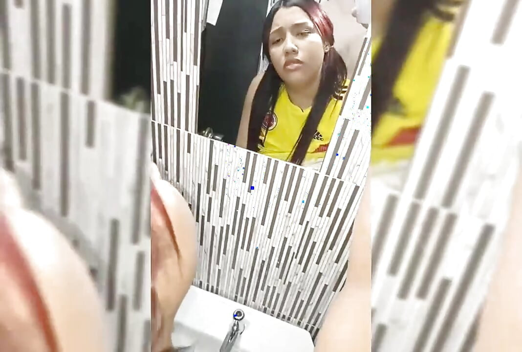 長い間付き合っていた友人と私は彼を家に招き、結局トイレで汚いことをしてから寝ました