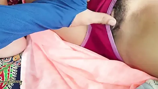 Minyon formda kız üvey erkek kardeşiyle sikiliyor.