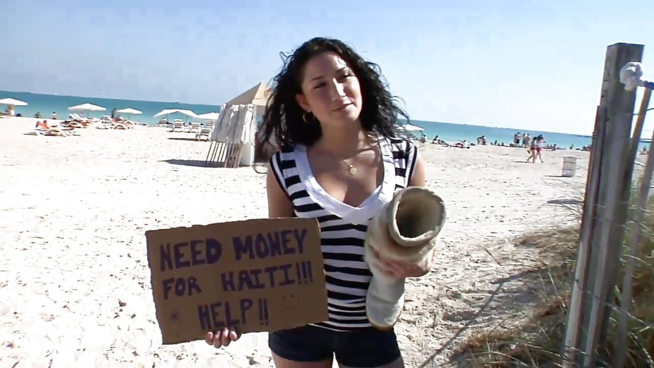 Bari gand vali kale bal vali apni choot ke andar achchha lnd leti hai