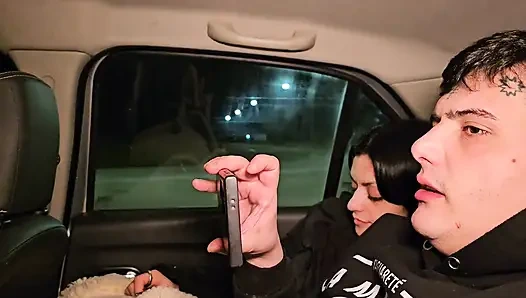 Wir sind mit ein paar freunden im auto einkaufen gegangen und der vier von uns hatte am ende sex im auto.