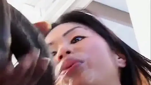 Siyah adam uzun ve geniş yarağını sıkı amına sokuyor